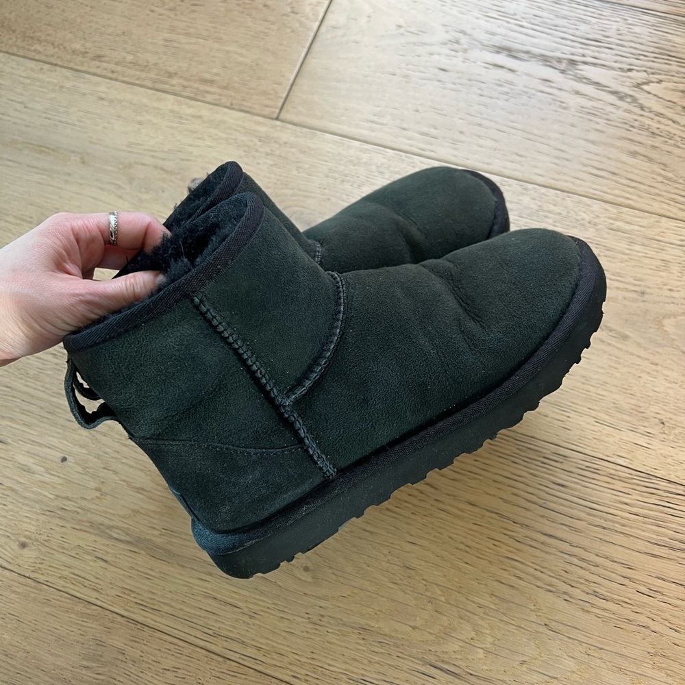 Ugg Women’s Classic Mini II - Black - US 7
